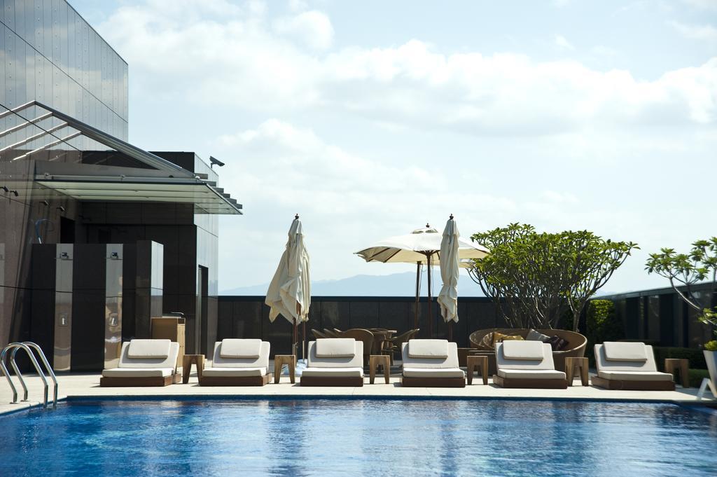 The Okura Prestige Taipei Hotel Eksteriør billede The swimming pool at the hotel