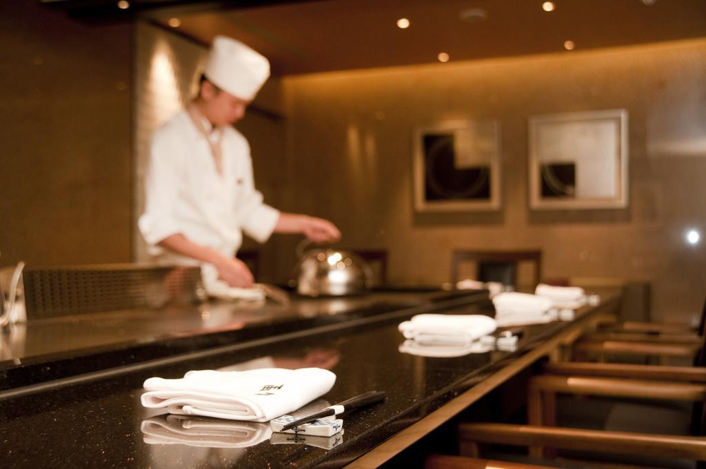 The Okura Prestige Taipei Hotel Eksteriør billede A chef at work