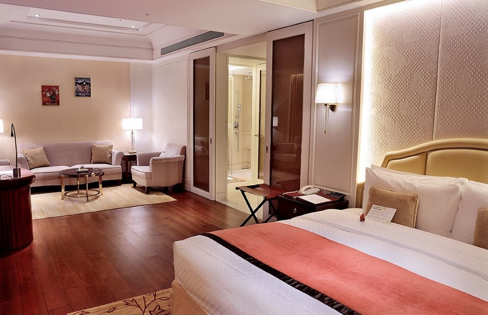The Okura Prestige Taipei Hotel Eksteriør billede A suite at the Taj Mahal Palace, Mumbai