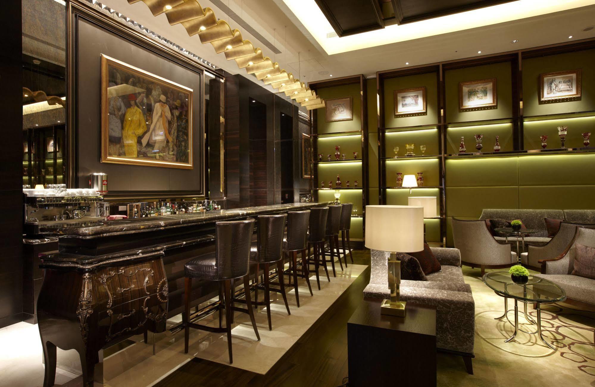 The Okura Prestige Taipei Hotel Eksteriør billede The bar at the Mandarin Oriental, Hong Kong