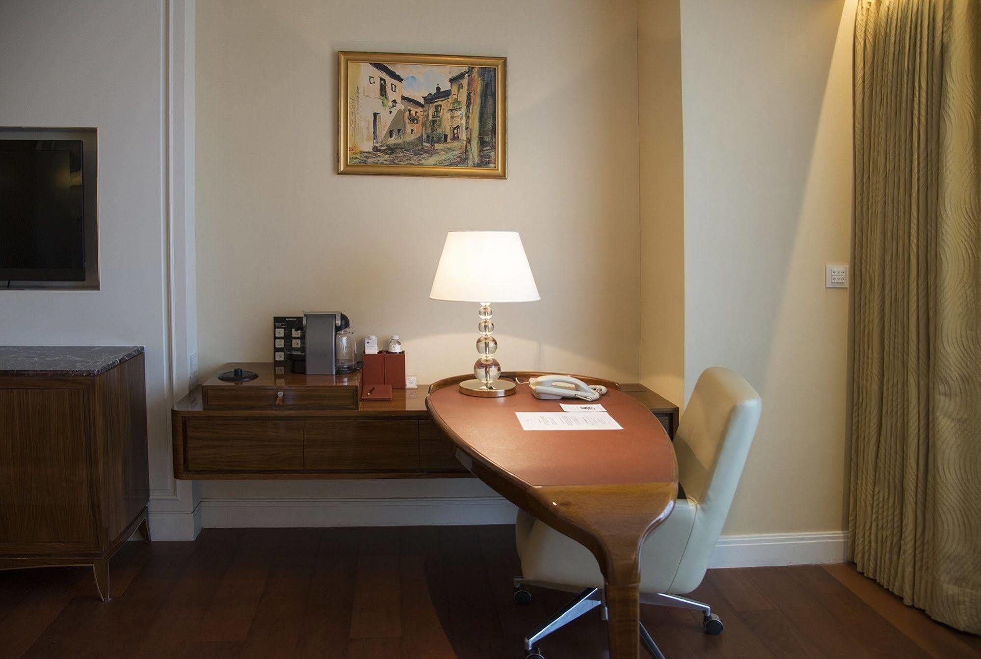 The Okura Prestige Taipei Hotel Eksteriør billede A desk in a hotel room