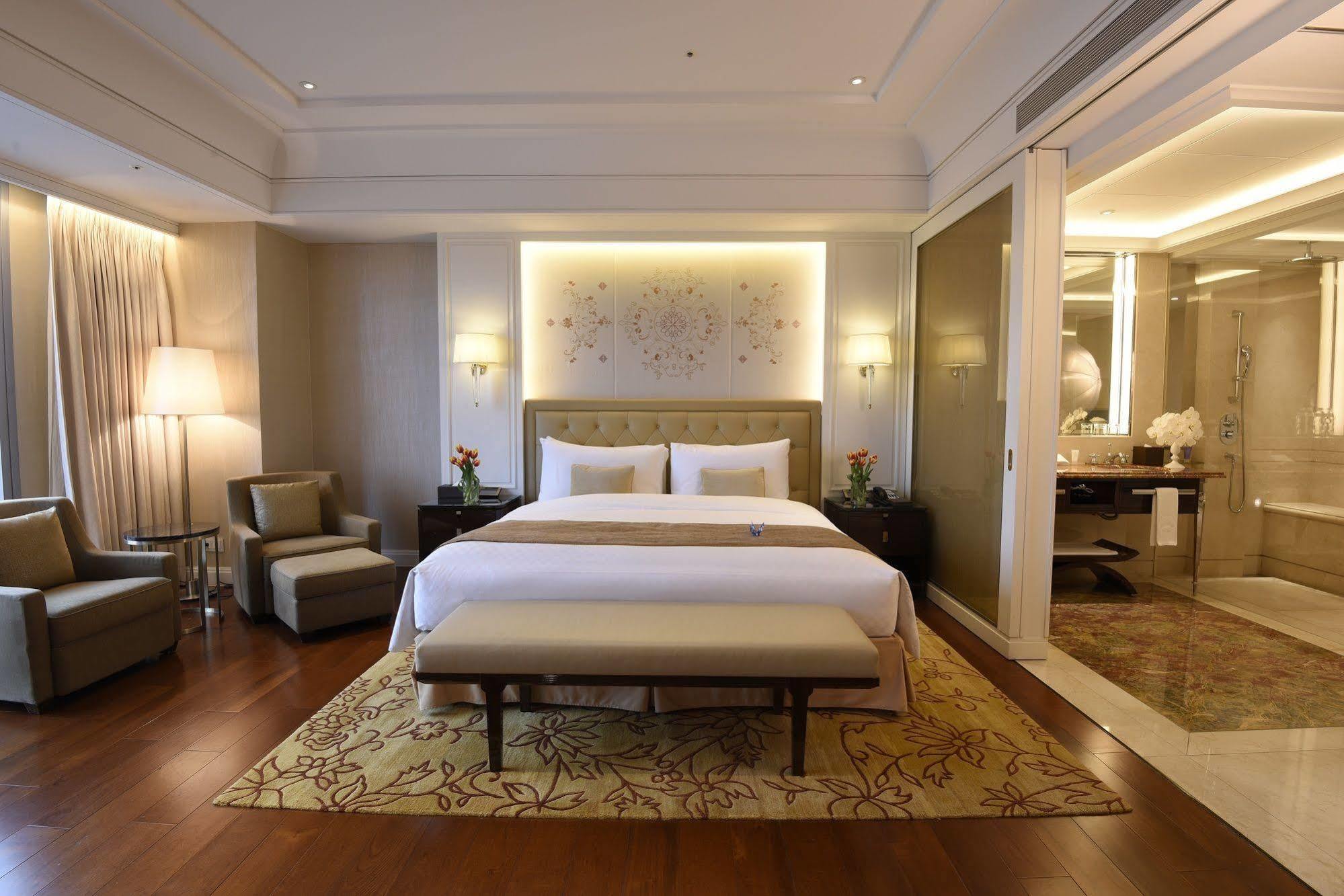 The Okura Prestige Taipei Hotel Eksteriør billede A bedroom at the Taj Mahal Palace